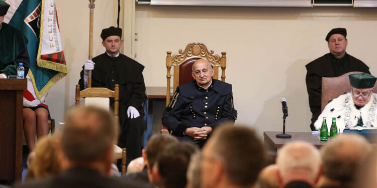 Uroczyste nadanie tytułu doktora honoris causa Politechniki Świętokrzyskiej prof. dr hab. inż. Antoniemu J. Tajdusiowi, dr h.c. / Wojciech Habdas / Radio Kielce