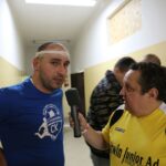 Organizator Turnieju Grudniowego Jaromir Kruk (z lewej) w rozmowie z Jakubem Rożkiem / Kamil Król / Radio Kielce