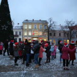 Świąteczne Kielce. Mieszkańcy Kielc w oczekiwaniu na uruchomienie iluminacji na choince. / Wojciech Habdas / Radio Kielce