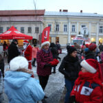 Świąteczne Kielce. Mieszkańcy Kielc w oczekiwaniu na uruchomienie iluminacji na choince. / Wojciech Habdas / Radio Kielce
