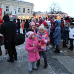 Świąteczne Kielce. Mieszkańcy Kielc w oczekiwaniu na uruchomienie iluminacji na choince. / Wojciech Habdas / Radio Kielce