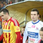 Zawodnicy obu drużyn wychodzą na murawę boiska / Kamil Król / Radio Kielce