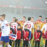 Przywitanie się zawodników obu drużyn / Kamil Król / Radio Kielce