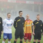 Kapitanowie obu drużyn i sędziowie spotkania / Kamil Król / Radio Kielce