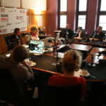 dr Maria Sroczyńska z UJK, Jolanta Świstak, kierownik literacki Teatru Kubuś, Magdalena Daniel, aktorka Teatru Kubuś, Robert Drobniuch, dyrektor Teatru Kubuś, brat Krzysztof, autor pierniczków z licytowanego dziś drzewka, Jakub, Łukasz i Wadim / Piotr Michalski / Radio Kielce