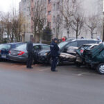 12 zniszczonych pojazdów to skutek nocnego rajdu pijanego kierowcy w Staszowie. / mat. Policji