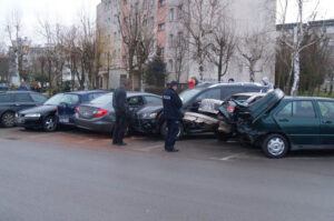 12 zniszczonych pojazdów to skutek nocnego rajdu pijanego kierowcy w Staszowie. / mat. Policji