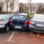 12 zniszczonych pojazdów to skutek nocnego rajdu pijanego kierowcy w Staszowie. / mat. Policji