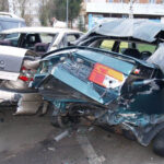 12 zniszczonych pojazdów to skutek nocnego rajdu pijanego kierowcy w Staszowie. / mat. Policji