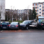 12 zniszczonych pojazdów to skutek nocnego rajdu pijanego kierowcy w Staszowie. / mat. Policji