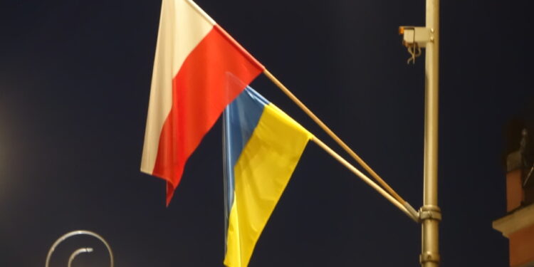 Polskie i ukraińskie flagi w centrum Kielc / Stanisław Blinstrub / Radio Kielce