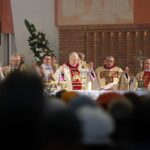 Bp Kazimierz Ryczan w asyście biskupów / Stanisław Blinstrub / Radio Kielce