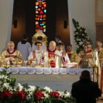 Bp Kazimierz Ryczan w asyście biskupów / Stanisław Blinstrub / Radio Kielce