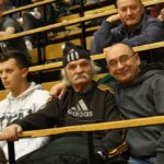 Jeden z najwierniejszych kibic Górnika Zabrze (drugi z prawej) ze znanym kieleckim fotografem Witoldem Bakalarzem (pierwszy z prawej)