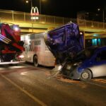 Autobus MPK staranował kilka samochodów w centrum Kielc. / Piotr Michalski / Radio Kielce