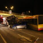 Autobus MPK staranował kilka samochodów w centrum Kielc. / Piotr Michalski / Radio Kielce