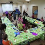 Warsztaty zdobienia masek afrykańskich / Piotr Michalski / Radio Kielce