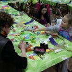 Warsztaty zdobienia masek afrykańskich / Piotr Michalski / Radio Kielce