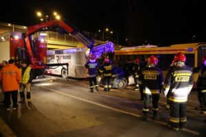 Autobus MPK staranował kilka samochodów w centrum Kielc. / Piotr Michalski / Radio Kielce