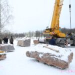 Kamienne bloki na Skwerze Pamięci Ofiar Katyńskich. / Piotr Michalski / Radio Kielce