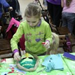 Warsztaty zdobienia masek afrykańskich / Piotr Michalski / Radio Kielce