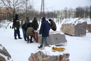 Kamienne bloki na Skwerze Pamięci Ofiar Katyńskich. / Piotr Michalski / Radio Kielce