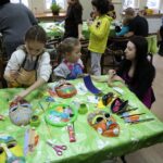 Warsztaty zdobienia masek afrykańskich / Piotr Michalski / Radio Kielce