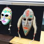Warsztaty zdobienia masek afrykańskich / Piotr Michalski / Radio Kielce