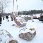 Kamienne bloki na Skwerze Pamięci Ofiar Katyńskich. / Piotr Michalski / Radio Kielce