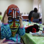 Warsztaty zdobienia masek afrykańskich / Piotr Michalski / Radio Kielce