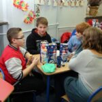 Uczniowie Szkoły Podstawowej nr 8 z ogrzewają się po kwestowaniu / Stanisław Blinstrub / Radio Kielce