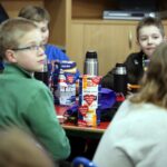 Uczniowie Szkoły Podstawowej nr 8 z ogrzewają się po kwestowaniu / Stanisław Blinstrub / Radio Kielce