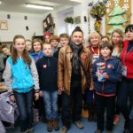 Uczniowie Szkoły Podstawowej nr 8 wraz z opiekunami i Robertem Szumielewiczem / Stanisław Blinstrub / Radio Kielce