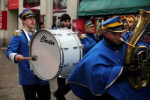 Kwesta na kieleckich ulicach - przemarsz orkiestry. / Stanisław Blinstrub / Radio Kielce