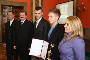 Siedmiu Wspaniałych 2013 - Kacper Kwiecień wraz z rodzicami i nayczycielami / Stanisław Blinstrub / Radio Kielce