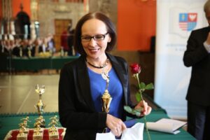 Siedmiu Wspaniałych 2013 - wyróżnienie dla młodego Niepełnosprawnego Sportowca Mateusza Szlufika odebrała dyr Grażyna Grochowska dyrektor SOW z Buska-Zdrojayu / Stanisław Blinstrub / Radio Kielce