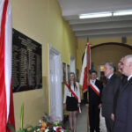 W Zespole Szkół Ekonomicznych w Sandomierzu uroczyście odsłonięto tablicę, upamiętniającą tragiczne losy mieszkańców miasta w czasie II wojny światowej.  / Grażyna Szlęzak-Wójcik / Radio Kielce