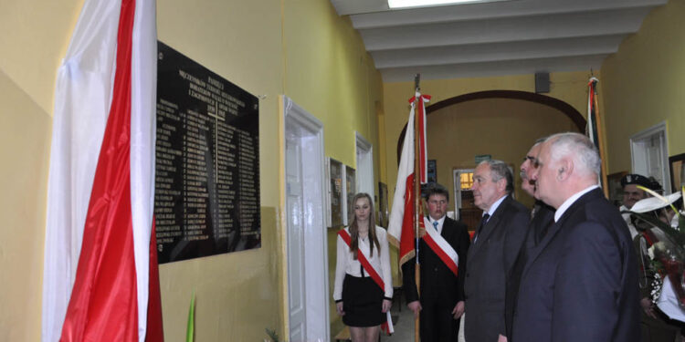 W Zespole Szkół Ekonomicznych w Sandomierzu uroczyście odsłonięto tablicę, upamiętniającą tragiczne losy mieszkańców miasta w czasie II wojny światowej.  / Grażyna Szlęzak-Wójcik / Radio Kielce