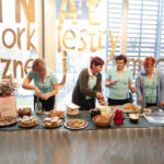 12.1.2014 Pacanów. WOŚP. Bajkowa Orkiestra Europejskie Centrum Bajki. Stoiska kulinarne: Stowarzyszenie Koło Gospodyń Wiejskich “Kępianki”, Stowarzyszenie “Nadwiślanki”, Stowarzyszenie Miłośników Gminy Pacanów, Stowarzyszenie Koło Gospodyń Wiejskich “Żabieckie Powiślanki” / Wojciech Habdas / Radio Kielce