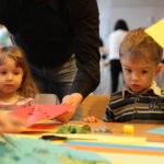 12.1.2014 Pacanów. WOŚP. Bajkowa Orkiestra Europejskie Centrum Bajki. Warsztaty wycinanki ludowej, prowadzi Pani Lucyna Kozłowska / Wojciech Habdas / Radio Kielce