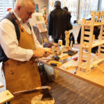 12.1.2014 Pacanów. WOŚP. Bajkowa Orkiestra Europejskie Centrum Bajki. Warsztaty rzeźbiarskie, prowadzi Pan Andrzej Kozłowski / Wojciech Habdas / Radio Kielce