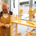 12.1.2014 Pacanów. WOŚP. Bajkowa Orkiestra Europejskie Centrum Bajki. Warsztaty rzeźbiarskie, prowadzi Pan Andrzej Kozłowski / Wojciech Habdas / Radio Kielce