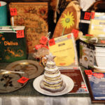 12.1.2014 Pacanów. WOŚP. Bajkowa Orkiestra Europejskie Centrum Bajki. Przedmioty na licytację. / Wojciech Habdas / Radio Kielce