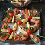 12.1.2014 Pacanów. WOŚP. Bajkowa Orkiestra Europejskie Centrum Bajki. Stoiska kulinarne: Stowarzyszenie Koło Gospodyń Wiejskich “Kępianki”, Stowarzyszenie “Nadwiślanki”, Stowarzyszenie Miłośników Gminy Pacanów, Stowarzyszenie Koło Gospodyń Wiejskich “Żabieckie Powiślanki” / Wojciech Habdas / Radio Kielce