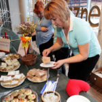 12.1.2014 Pacanów. WOŚP. Bajkowa Orkiestra Europejskie Centrum Bajki. Stoiska kulinarne: Stowarzyszenie Koło Gospodyń Wiejskich “Kępianki”, Stowarzyszenie “Nadwiślanki”, Stowarzyszenie Miłośników Gminy Pacanów, Stowarzyszenie Koło Gospodyń Wiejskich “Żabieckie Powiślanki” / Wojciech Habdas / Radio Kielce