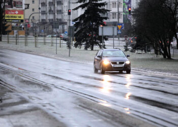 Gołoledź, samochód / Wojciech Habdas / Radio Kielce