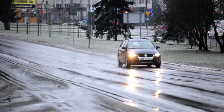 Gołoledź, samochód / Wojciech Habdas / Radio Kielce