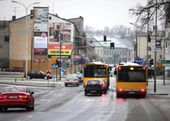 Gołoledź, autobusy / Wojciech Habdas / Radio Kielce