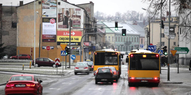 Gołoledź, autobusy / Wojciech Habdas / Radio Kielce