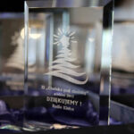 W DŚT odbył się finał akcji Choinka pod choinkę 2013. Pamiątkowe statuetki. / Wojciech Habdas / Radio Kielce